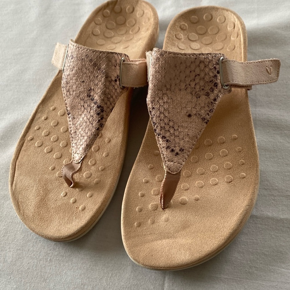 Vionic Women's Wanda Pink Snake Skin Sandal Flip Flop.
